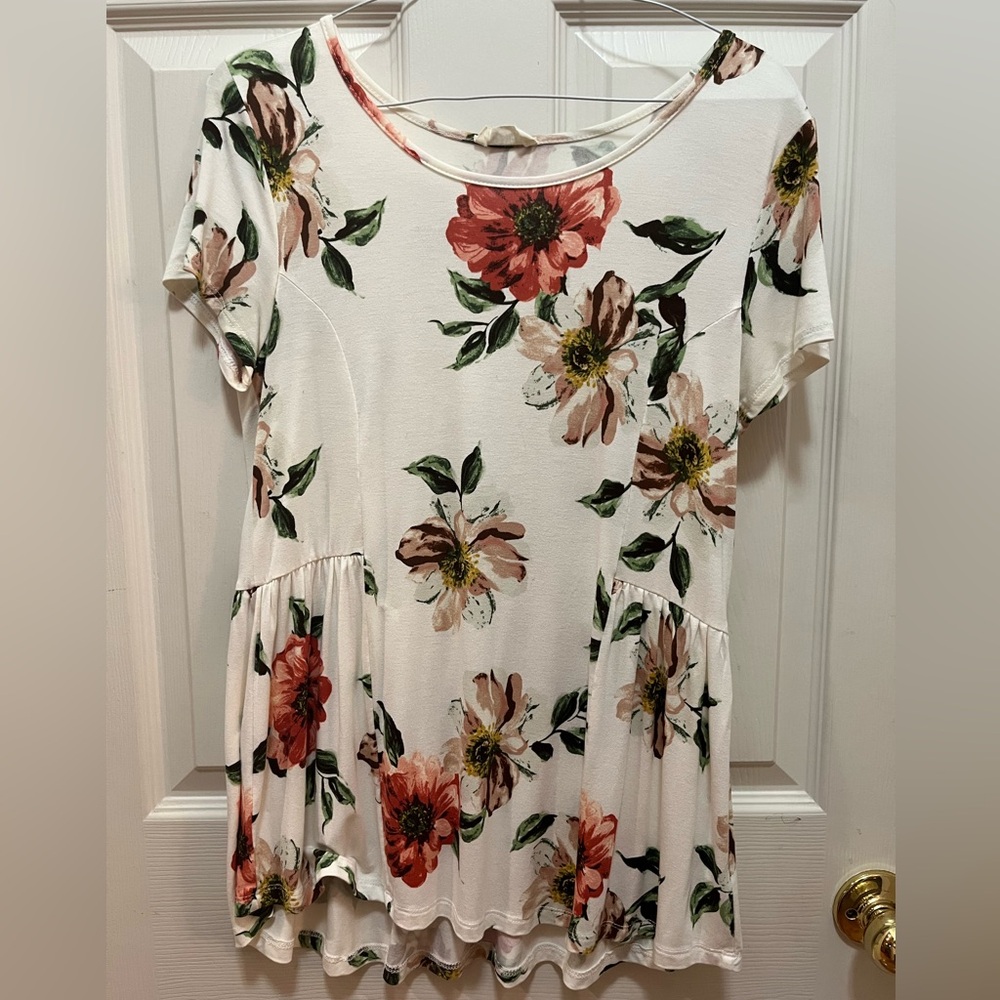 Flower print small top with gathered waist detail.